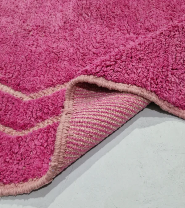 Detailed View of Handmade Moroccan Solari wool rug with fuchsia and beige zigzag design and geometric diamond pattern
