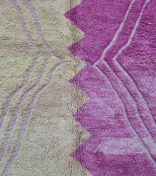 Detailed View of Handmade Moroccan Solari wool rug with fuchsia and beige zigzag design and geometric diamond pattern