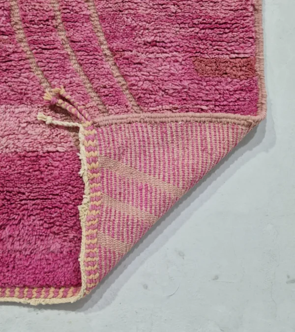 Detailed View of Handmade Moroccan Solari wool rug with fuchsia and beige zigzag design and geometric diamond pattern