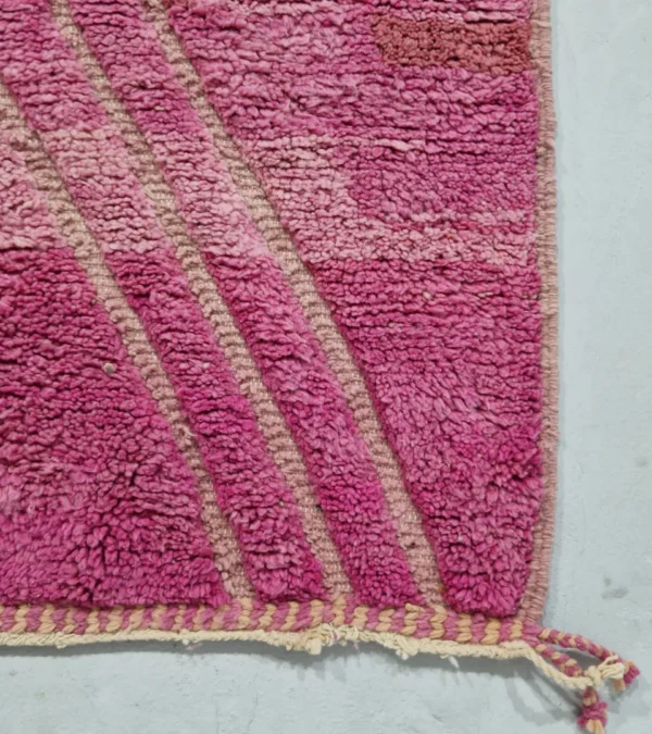 Detailed View of Handmade Moroccan Solari wool rug with fuchsia and beige zigzag design and geometric diamond pattern