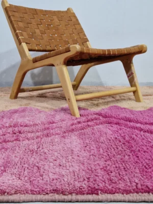 Handmade Moroccan Solari wool rug with fuchsia and beige zigzag design and geometric diamond pattern in room