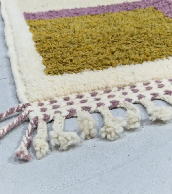 Detailed View of Zaria Curve Abstract Wool Rug
