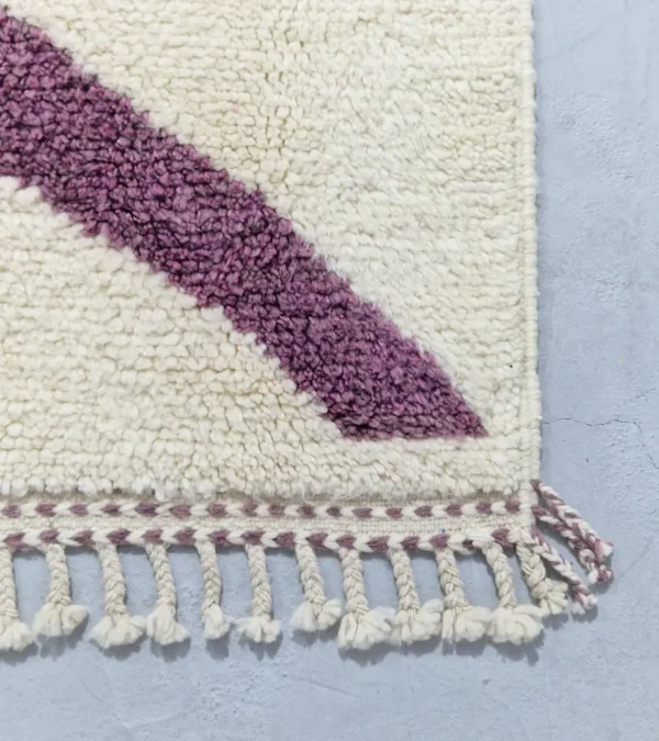 Detailed View of Zaria Curve Abstract Wool Rug