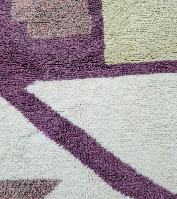 Detailed View of Zaria Curve Abstract Wool Rug