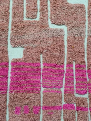 Detailed View of Amara handmade Moroccan wool runner rug with a pink maze pattern and a high/low pile