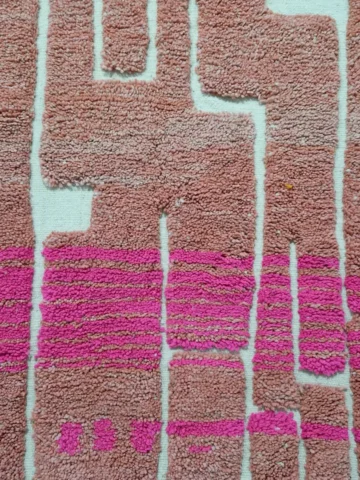 Detailed View of Amara handmade Moroccan wool runner rug with a pink maze pattern and a high/low pile