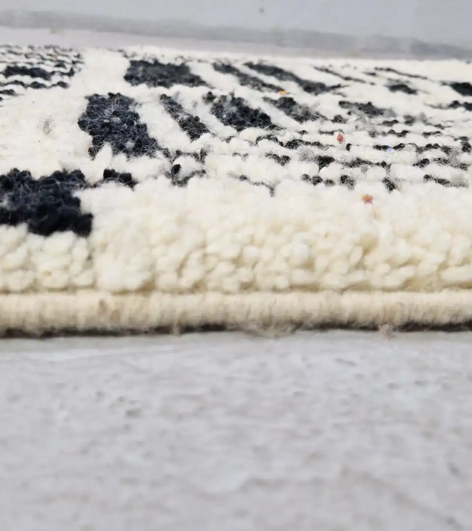 Black & White 4x6 Hand Knotted Moroccan Rug - Image 6